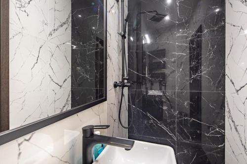 Ultra Central - Stylish Studio - image 14