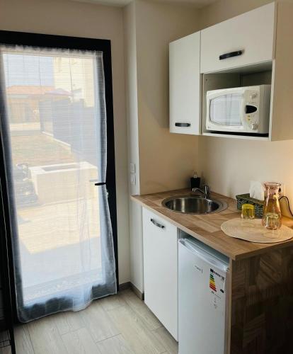 кухня, Charming studio with private garden in Saint-André-de-Cubzac