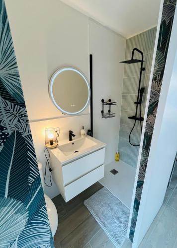 Душ, Charming studio with private garden in Saint-André-de-Cubzac