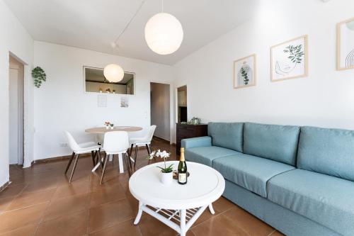 Perfect location! Walk a few minutes to restaurants lovely beach town train and bus - image 4