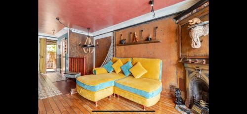 Apartment - Quirky ME1