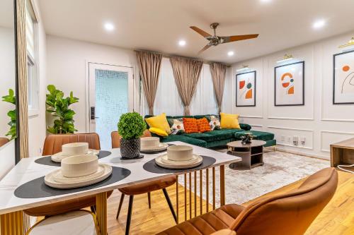 Cozy Luxe Escape, Raleigh 2BR Getaway, Sleeps 4, Pets, Kids & Business Travelers Welcome