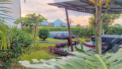 Arenal Nephelium Country Home, Refugio rural con piscina, jacuzzi y balcón con hermosas vistas al Volcán Arenal, en una finca privada, Fortuna (foto 3)