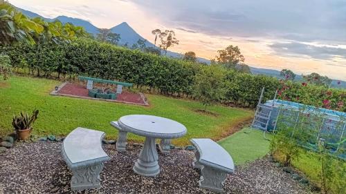 Arenal Nephelium Country Home, Refugio rural con piscina, jacuzzi y balcón con hermosas vistas al Volcán Arenal, en una finca privada, Fortuna (foto 4)