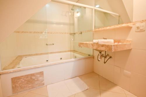 Luxury Double Room with Spa Bath image 5