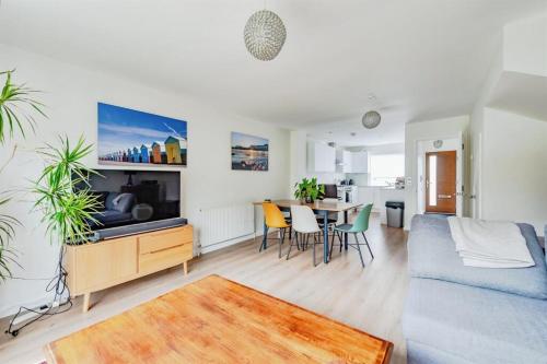 Lovely bright mews townhouse in Східний Грінстед