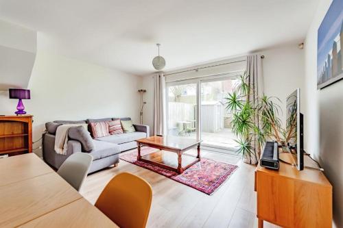 Lovely bright mews townhouse in Східний Грінстед