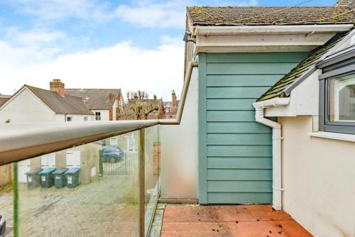 Lovely bright mews townhouse in Східний Грінстед