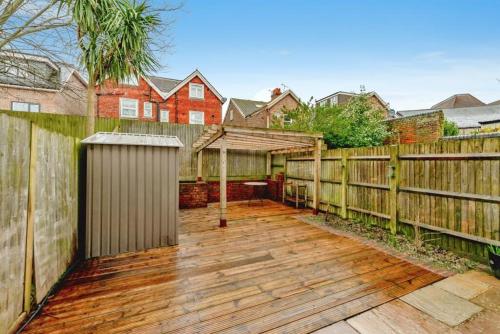 Lovely bright mews townhouse in Східний Грінстед