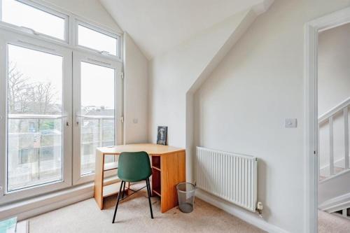 Lovely bright mews townhouse in Східний Грінстед