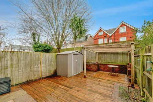 Lovely bright mews townhouse in Східний Грінстед