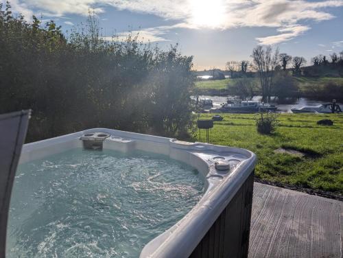 熱水浴缸, Glamping Pod Thady Killynick County Fermanagh in 阿馬