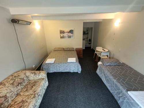 The Cave Motel in เลวิน