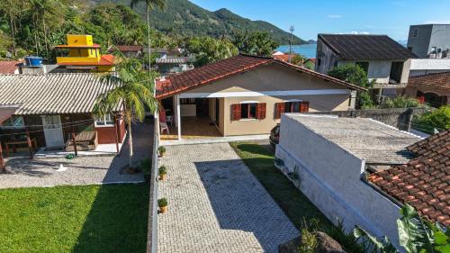 House with Beach Access - 2 min Walk
