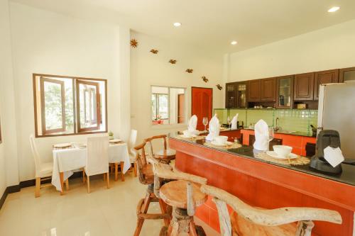 Kitchen, 400m2 - Hearth - Mountain View - Grove - AC - 24 7 check in in Mae Jo