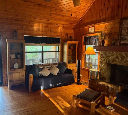 Lake Whitney Log Cabin in Lakewood Harbor, USA