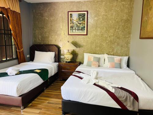 1 queen bed, 1 twin bed