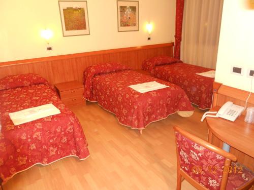 3 twin beds