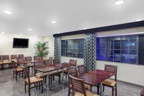 Restaurant, Ramada by Wyndham Culver City in Culver City