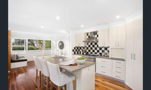 Northern Beaches Family Home with Direct Park Access in Sjeverne plaže