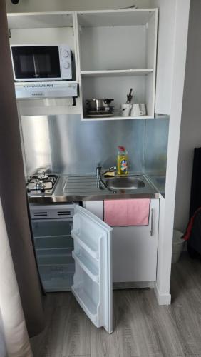 1 chambre meublé avec cuisine privé métro 7 la Courneuve (1 chambre meuble avec cuisine prive metro 7 la Courneuve) in Ла Курньов