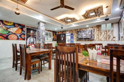 Restaurant, Hotel Olive Aero Suites Near Delhi IGI Airport in Nova Delhi i NCR