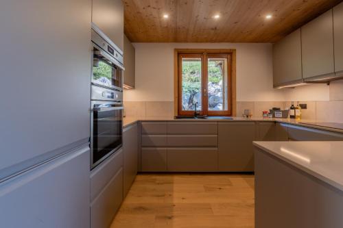 Kitchen, Chocolate Moose Chalet near La Dez'Alp