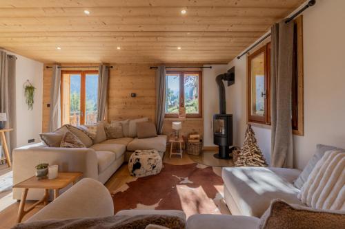 Shared lounge/TV area, Chocolate Moose Chalet near La Dez'Alp