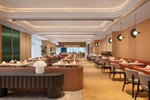 Restaurant, Hilton Garden Inn Zhengzhou Airport Aerotropolis in Zhongmu