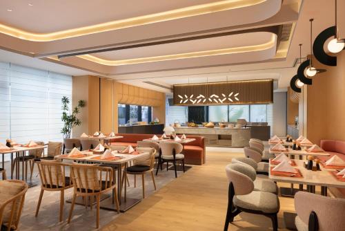 Restaurant, Hilton Garden Inn Zhengzhou Airport Aerotropolis in Zhongmu