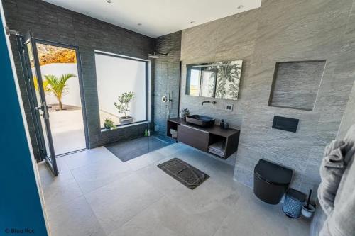 Vonios kambarys, Modern Villa in Philipsburg with 450 m² and Pool in Oyster Pond