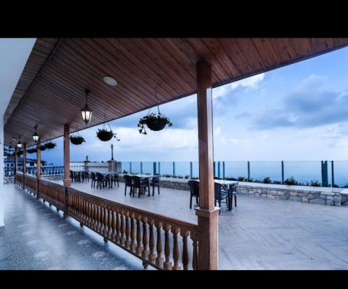 beranda/teres, KSP Royal Valley View Hotel Mussoorie in Mussoorie
