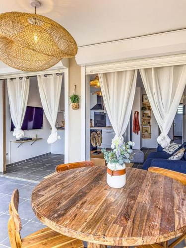 Evasion tropical, Piscine privée & proche mer (Evasion tropical, Piscine privee & proche mer) in Letruāileta