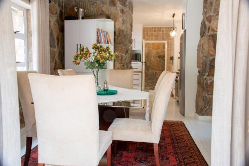 Le Opstal, a Scenic Farm Stay near Rustenburg in ครอนดัล