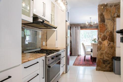 Le Opstal, a Scenic Farm Stay near Rustenburg in ครอนดัล