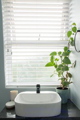 Le Opstal, a Scenic Farm Stay near Rustenburg in ครอนดัล