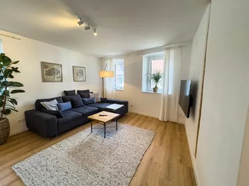 Vyne Apartments - Ganzes Haus mit privatem Hof & Stellplatz - Großes Wohnzimmer in Großfischlingen, Deutschland