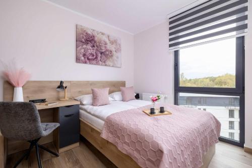 Stylish Apartment with a Balcony Ideal for Remote Work by Noclegi Renters – khách sạn tại Panewniki