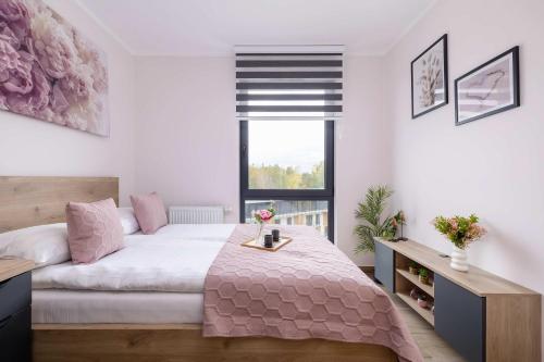 Stylish Apartment with a Balcony Ideal for Remote Work by Noclegi Renters in Panewniki