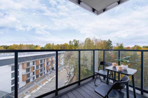 Varanda/terraço, Stylish Apartment with a Balcony Ideal for Remote Work by Noclegi Renters in Panewniki