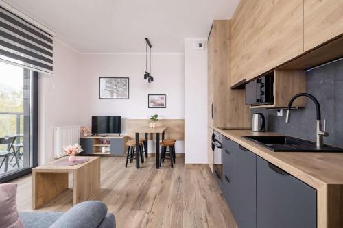 Instalações, Stylish Apartment with a Balcony Ideal for Remote Work by Noclegi Renters in Panewniki