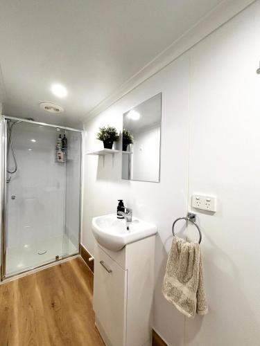 Fürdőszoba, Charlestown Central 2Bedrooms Back Unit & Kitchenette in Charlestown