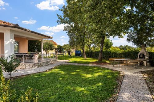 المنطقة المحيطة, Home DiE Paradise in Becici