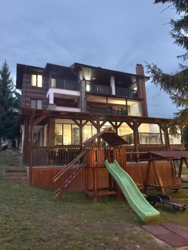 7 bedrooms, 13 beds