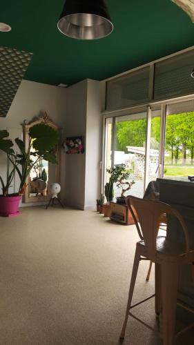 Rez de chaussée maison avec terrasse et piscine (Rez de chaussee maison avec terrasse et piscine) in Corcelles En Beaujolais