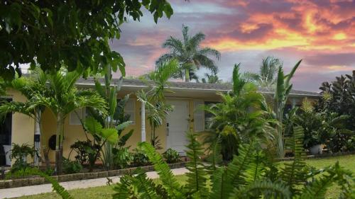 Tropical Escape with Private Heated Pool in North Palm Beach, USA