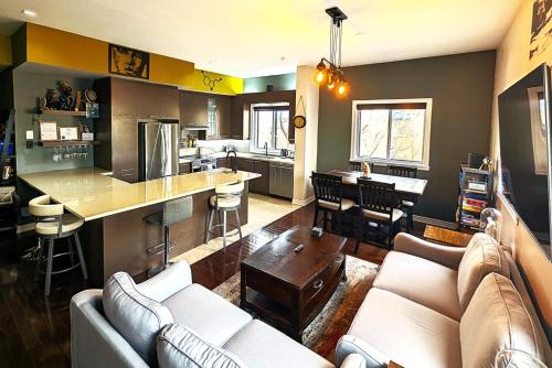 Shared lounge/TV area, The Modern Stays near Kazumi Sushi Lounge