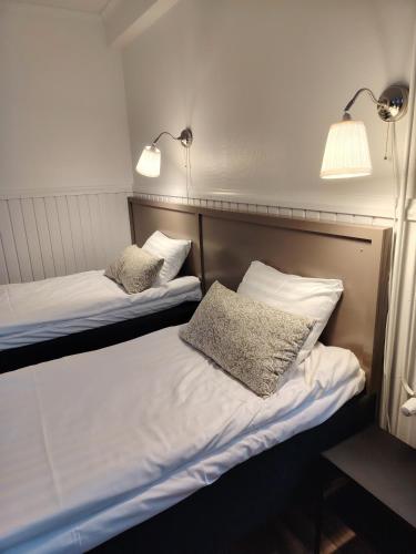 2 twin beds