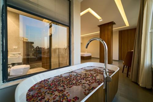Kemet Pyramids View Hotel - image 5
