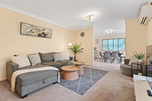 4E0 Abnb-Style Spacious 3BR, Free Parking, Easy Access To City in Dundas Valley